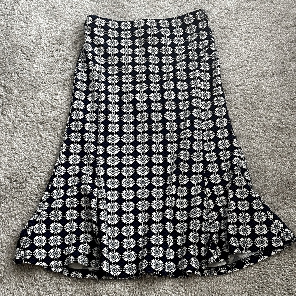 Avenue Collection medium skirt